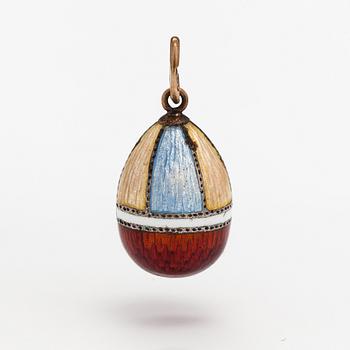 An egg shaped pendant made of 14K gold, silver and enamel. Russia, early 20th century.