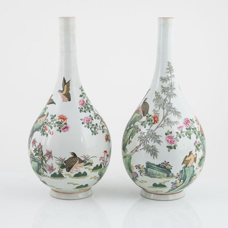Vaser, ett par, porslin, Kina, 1900-tal.