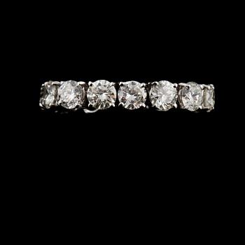 RING, 18k vitguld med briljantslipade diamanter, 4.15 ct. Vikt 4,5 g.