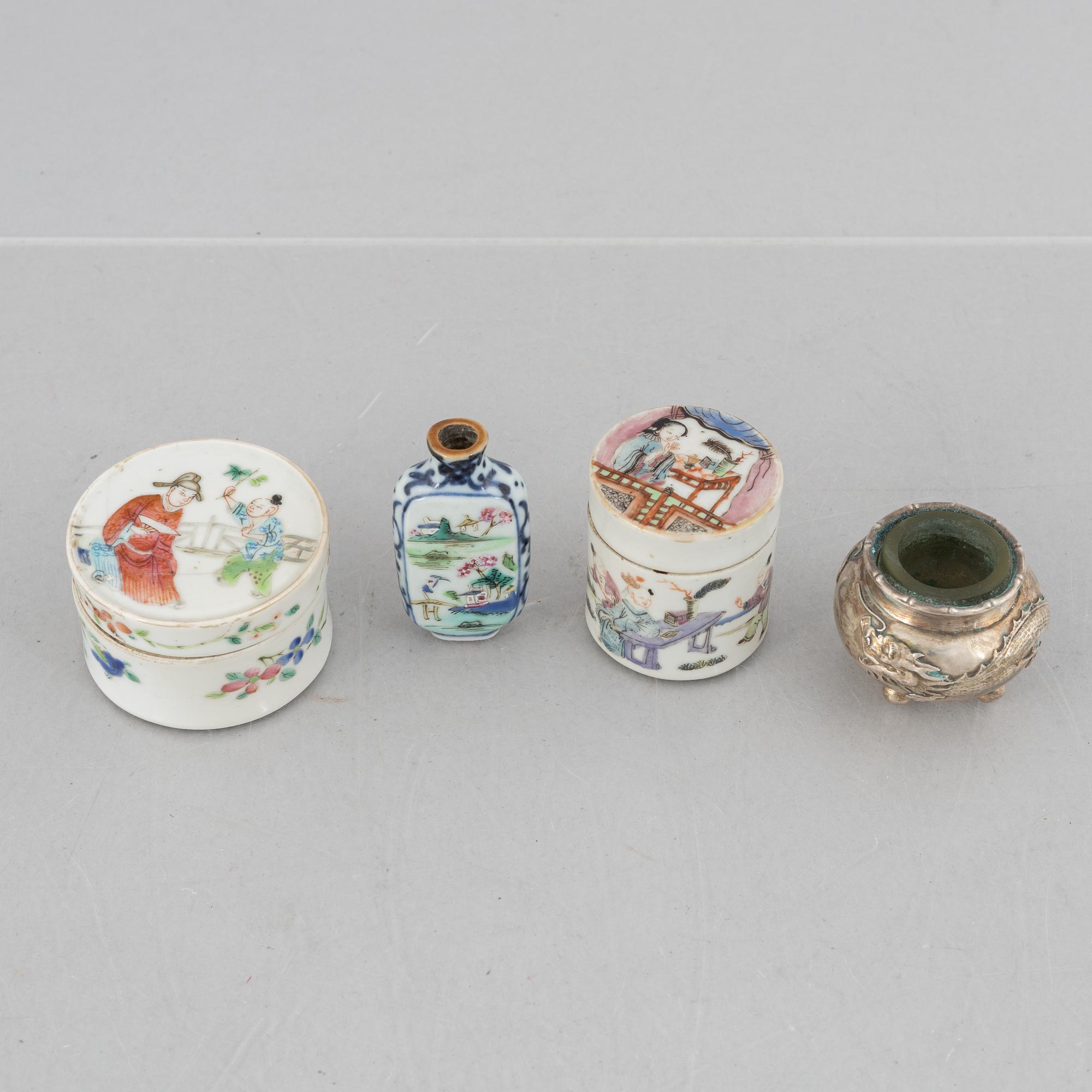 A silver salt cellar, a porcelain snuff bottle and two small boxes, China, late Qing dynasty/early 20th century.