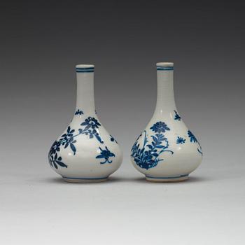 A set of two blue and white miniature vases, Qing dynasty 19th century.