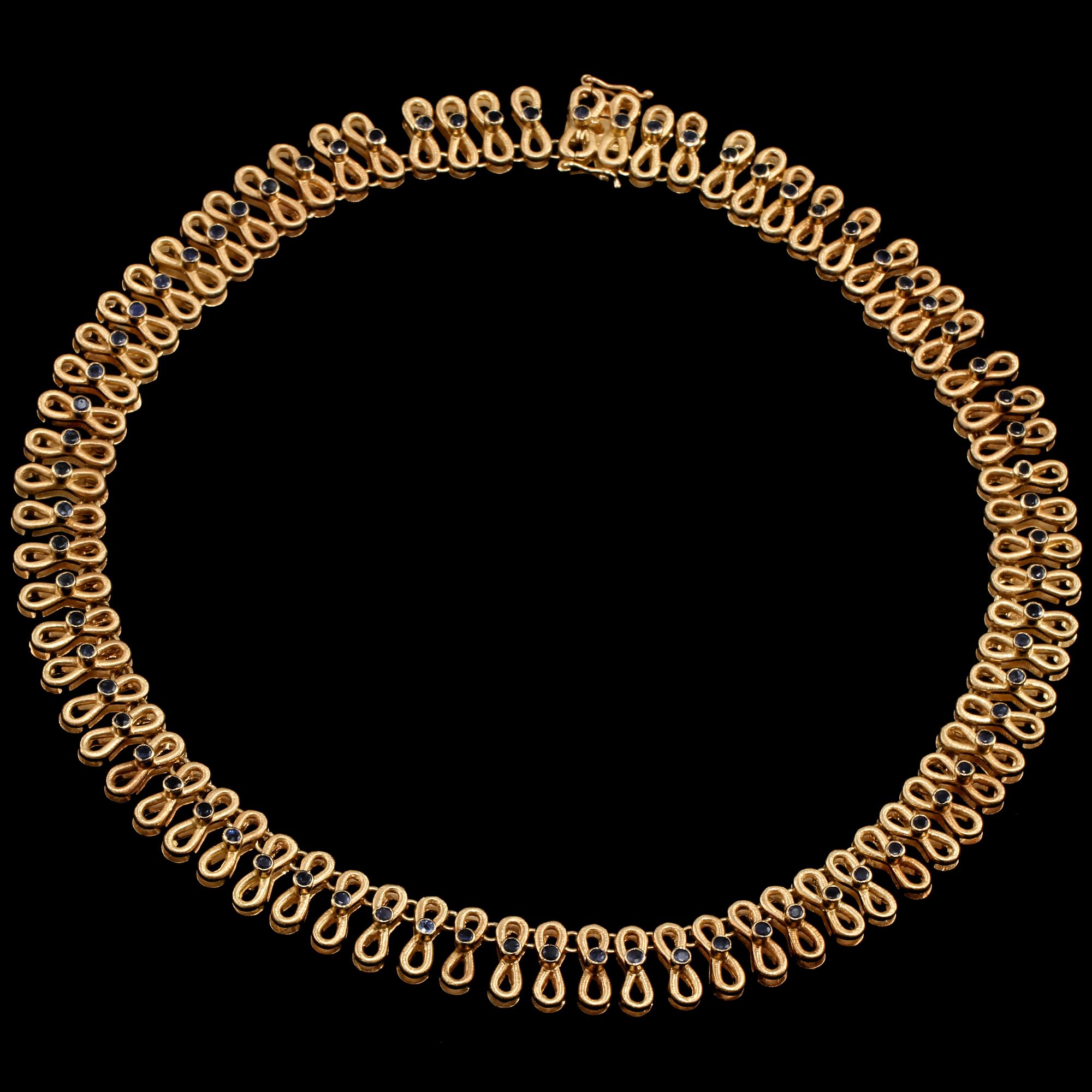 COLLIER, 18k guld med fasettslipade blå safirer, utländska stämplar. Vikt 85 g.