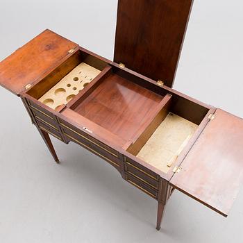 VENÄLÄINEN  TOILETTIPÖYTÄ, 1800-luvun alku.