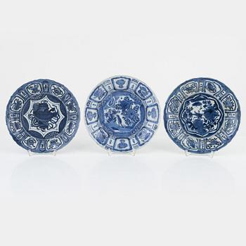 Six blue and white porcelain plate and two small bowl, Ming dynasty, Wanli (1572-1620).