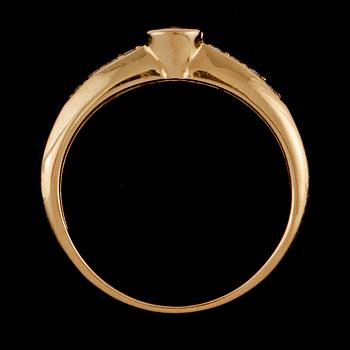 RING, 18k guld med 16 briljantslipade diamanter, 0.15 ct samt  fasettslipad rubin, Iduna AB, 2000-tal. Vikt 4 g.
