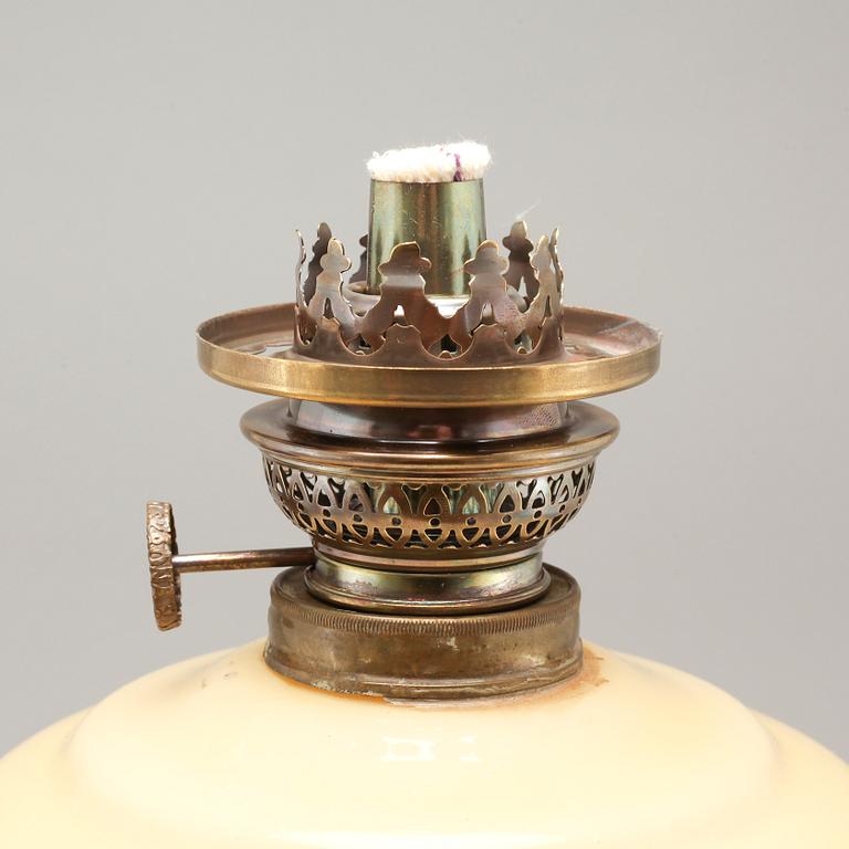 A table paraffin lamp, around the year 1900.