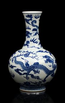 VAS, porslin, Kina, Kangxistil, 1900-talets andra hälft.