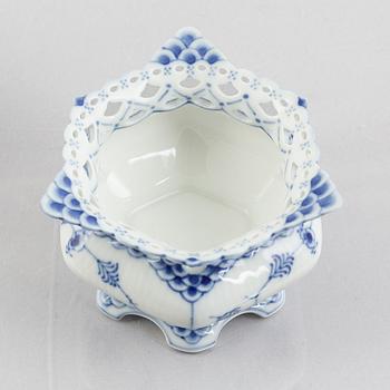 Two 'Blue Fluted Full Lace' / 'Musselmalet' porcelain sugar bowls, model 1112 and 1113, 20th century.