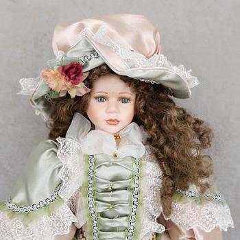 DOCKOR, 2 st, porslin, 1900-talets andra hälft.