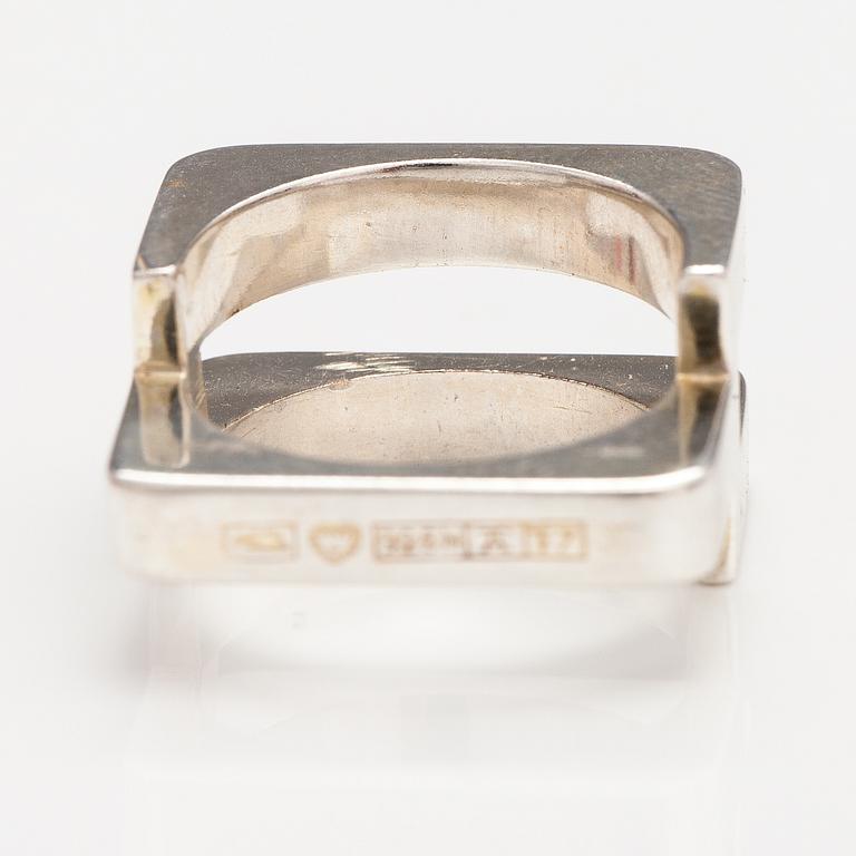 Pekka Piekäinen, Sormus, sterlinghopeaa. Auran kultaseppä, Turku 1972.