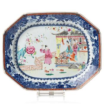 737. A famille rose serving dish, Qing dynasty, Qianlong (1736-95).