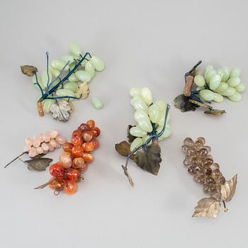 DRUVSKULPTURER, nefrit, rosenkvarts, bergkristall samt rödaktig sten. Kina, 1900-tal.