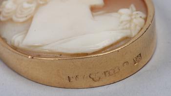 HÄNGE MED CAMÉ, 18K guld, Stockholm 1947.