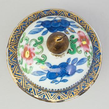 A chinese famille rose medallion and underglazed blue and white vase with cover. Qing dynasty, late 19th century.