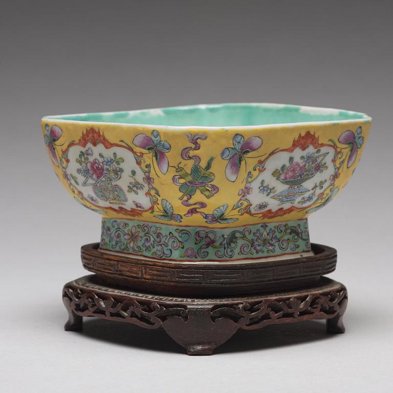 A famille rose bowl, Qing dynasty, circa 1900.