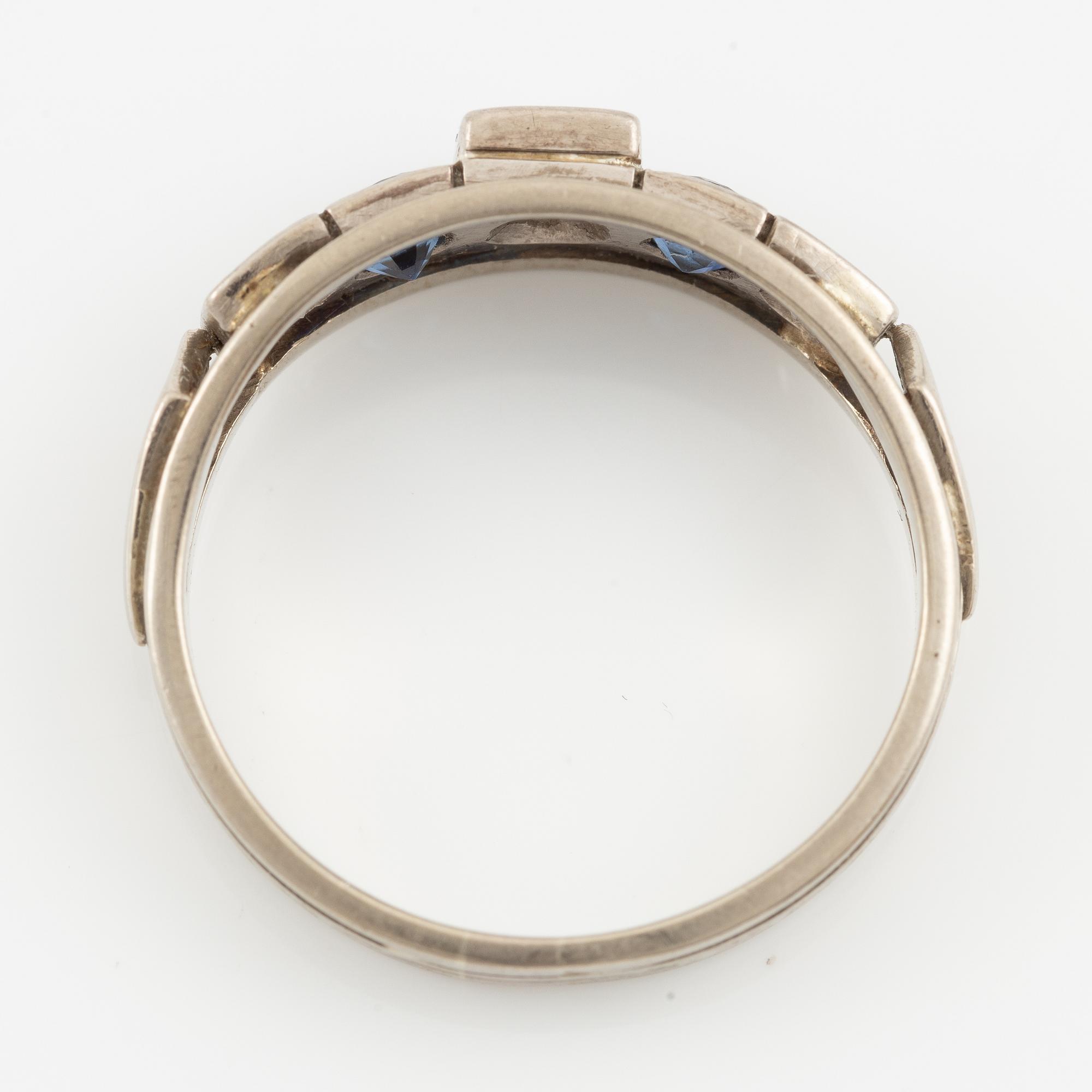 Ring 18K vitguld med safirer och briljantslipade diamanter.