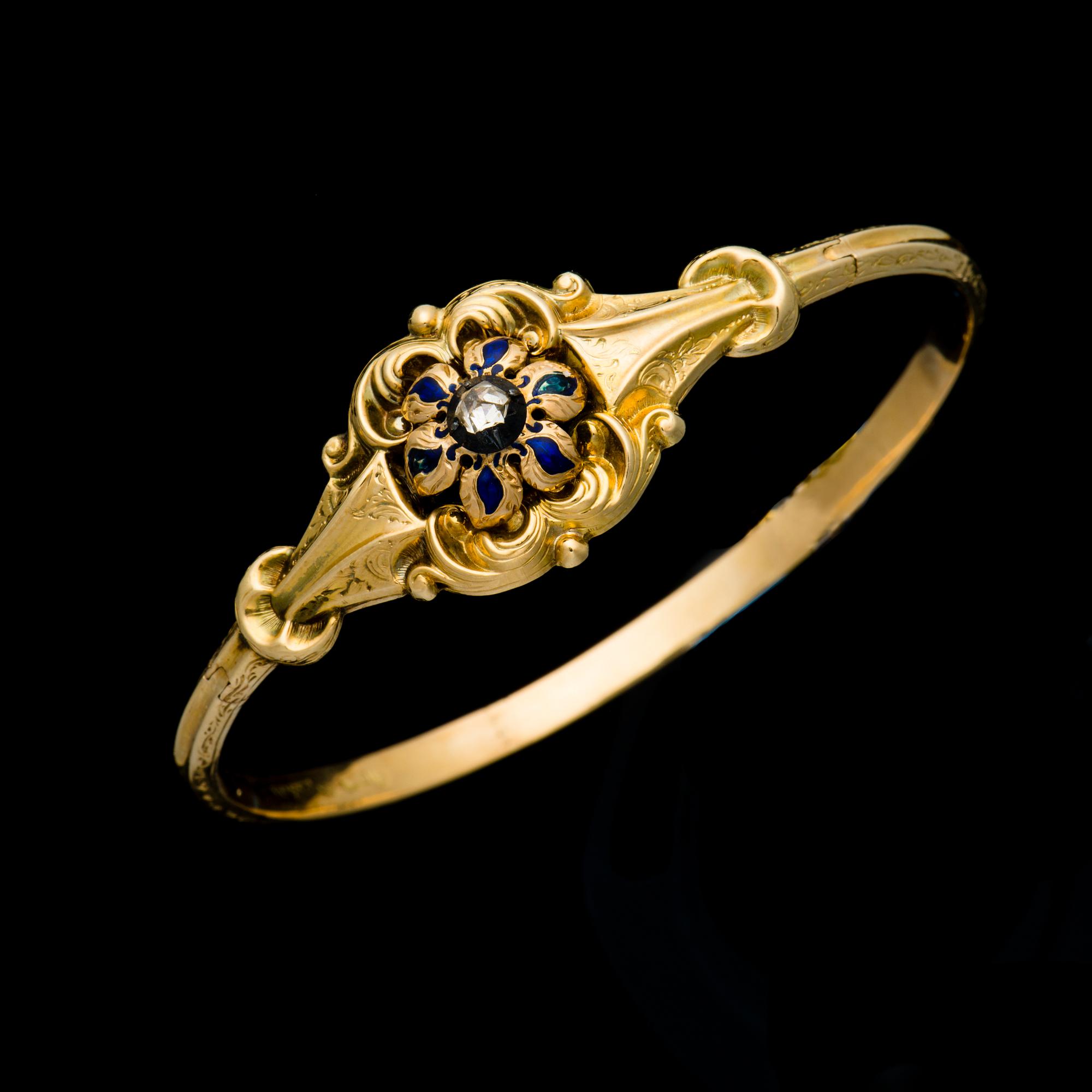 ARMBAND, 18K guld, diamant, emaljerad dekor. Otydlig mästarstämpel Stockholm 1847. Vikt 17,8 g.