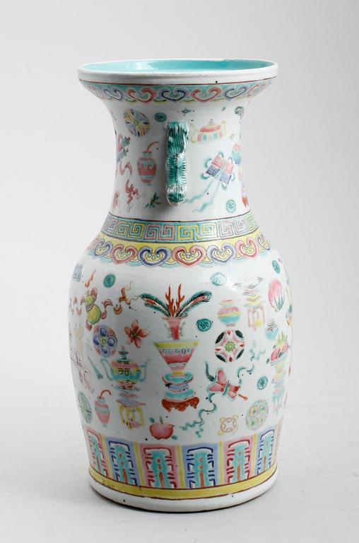 VAS, porslin, Kina, sannolikt sekelskiftet 1900.