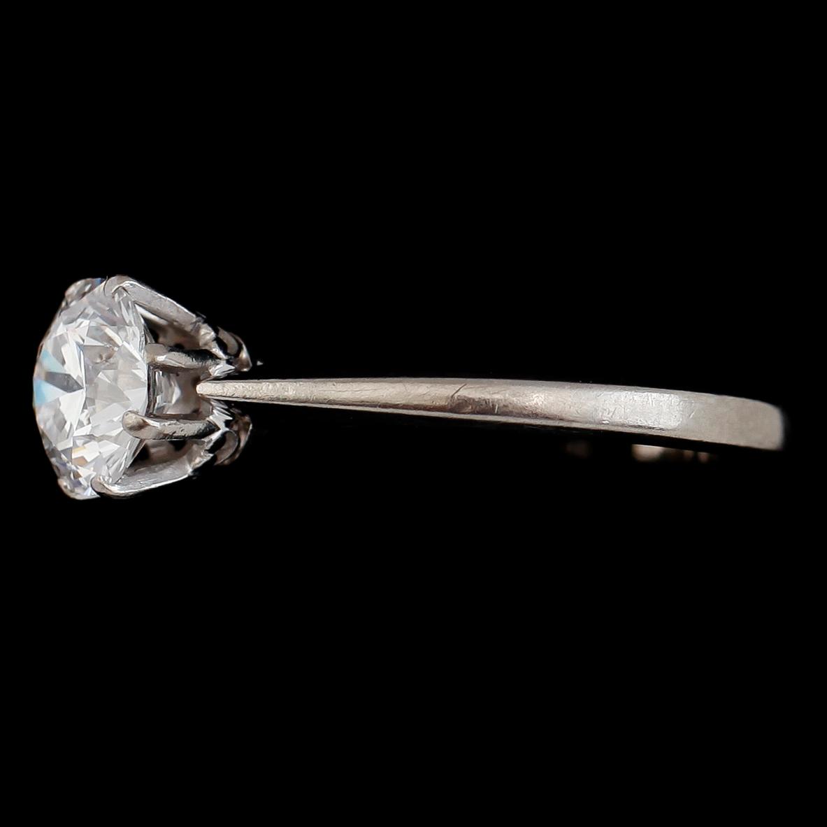 RING, 18 k vitguld, briljantslipad diamant ca 1.33 ct. SKG Stockholm 1964. Vikt ca 3,3 g.