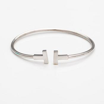 Tiffany & Co, A T wire bracelet in 18K white gold. Marked Tiffany & co, Italy.