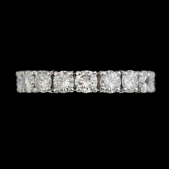 RING, 18K vitguld, 18 briljantslipade diamanter tot ca 3.67 ct.