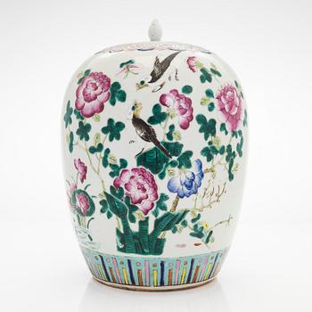 A Chinese famille rose jar with cover, late Qing/early 20th Century.