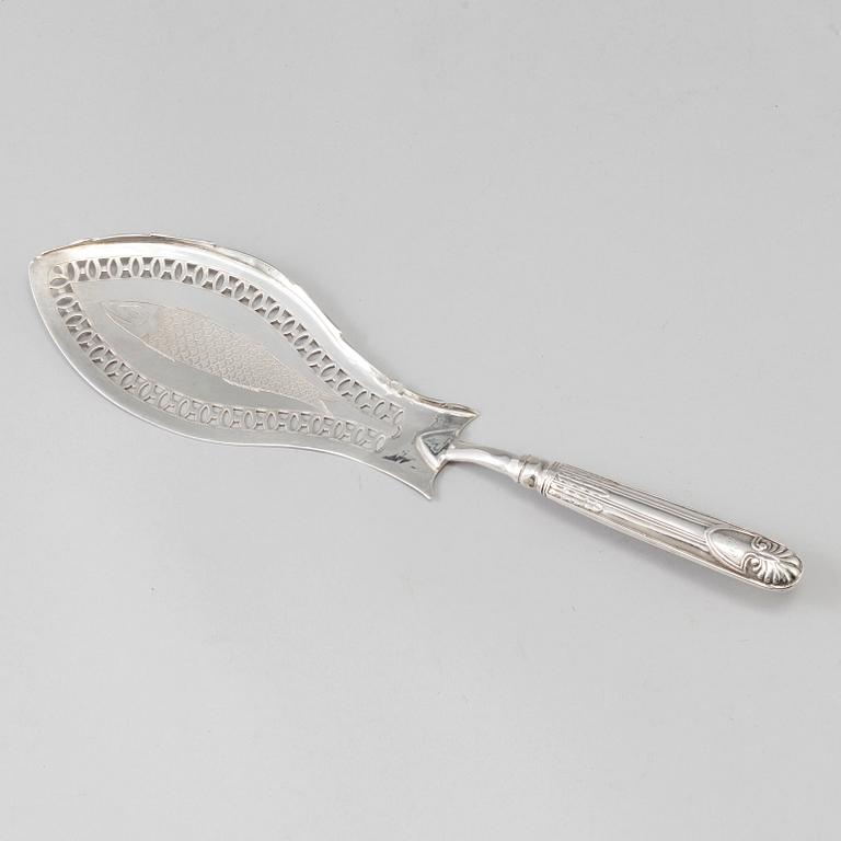 A 19n th century silver fish shovel. 142 grams.