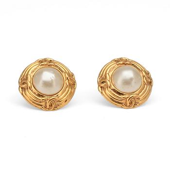 CHANEL, a pair of earclips.