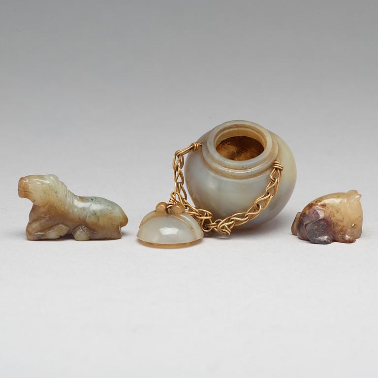 Two Chinese nephrite figurines and an agathe pendant with cover.