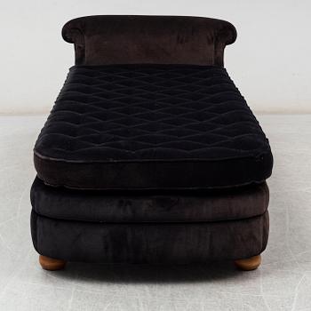 A model 775 daybed by Josef Frank for Firma Svenskt Tenn.