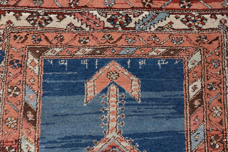 An antique runner carpet, Karadja, c. 475 x 114-130 cm.