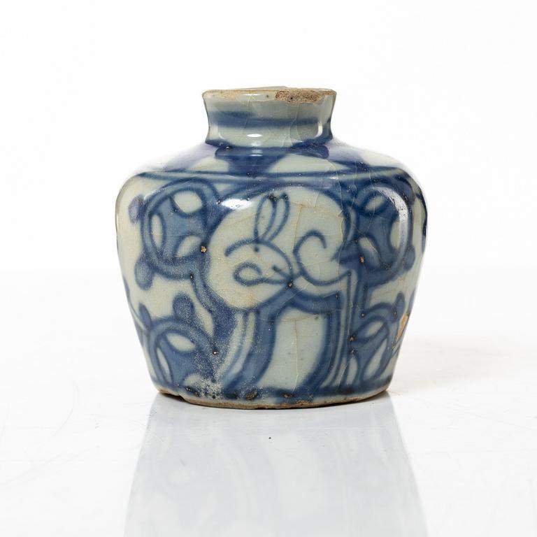 A set of nine Chinese porcelain pieces, 19th Century.