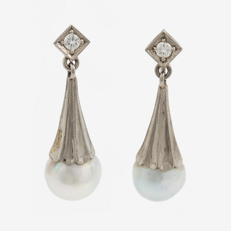 A pair of earrings in 18K white gold with cultured pearls and round brilliant-cut diamonds.