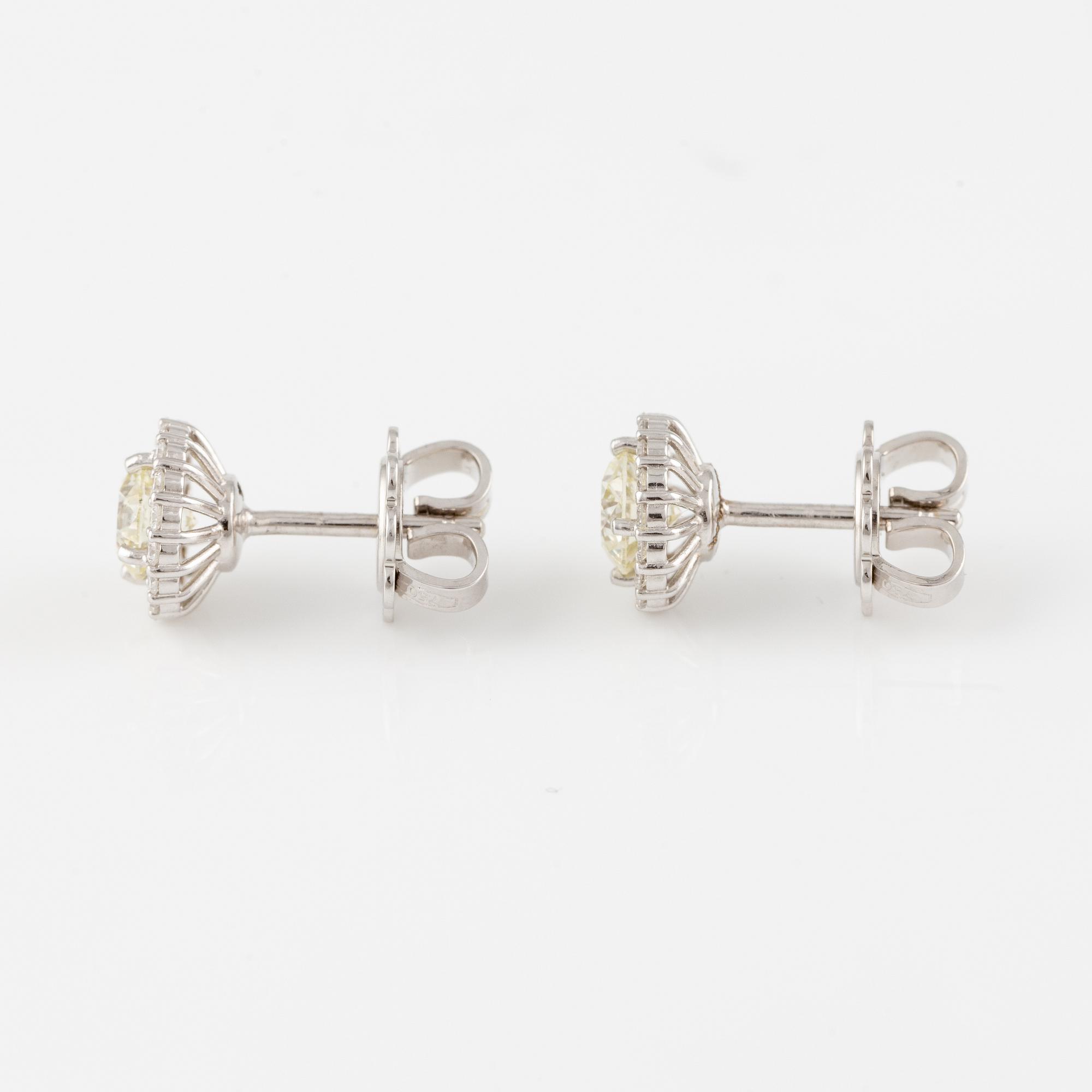 A pair of earrings in 18K white gold with round brilliant-cut diamonds.