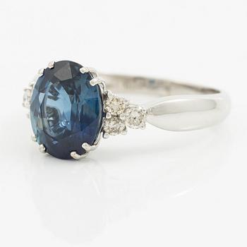 Ring 18K white gold with sapphire and brilliant-cut diamonds.