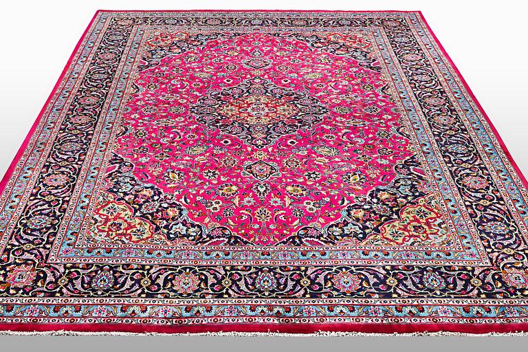 A carpet, Kashan, ca 390 x 300 cm.