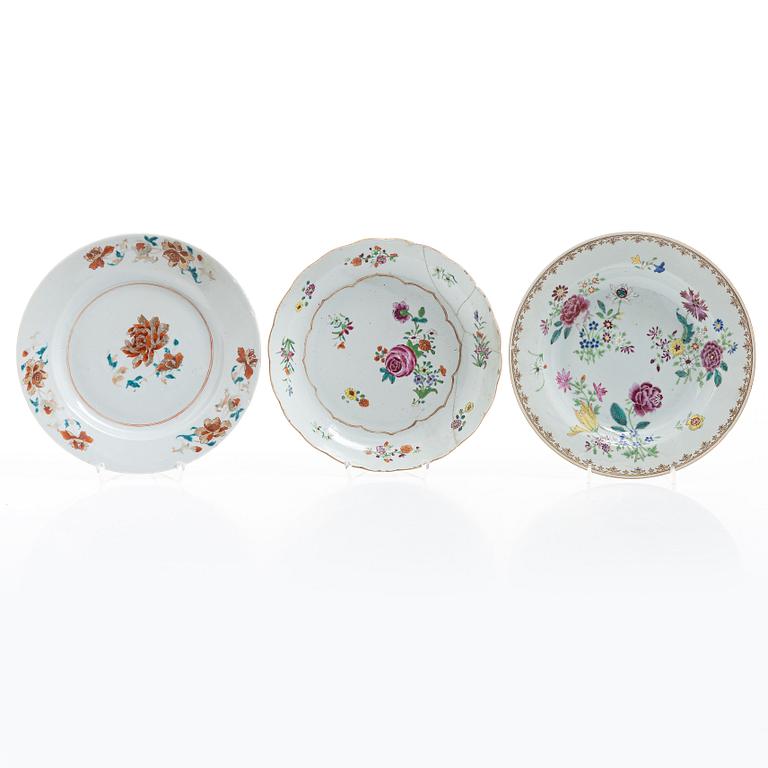 Tallrikar, tre stycken, porslin. Qingdynastin, 1700-tal.