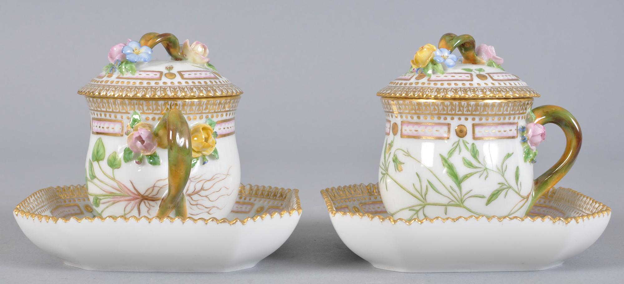 CREMEKOPPAR MED LOCK OCH FAT, 2 st, 
porslin, "Flora Danica" Royal Copenhagen, Danmark.