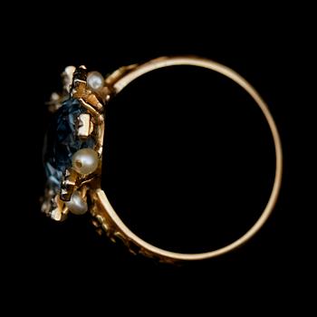 RING, guld, 1900-talets första hälft, med blå sten, pärlor och rosenslipade diamanter.