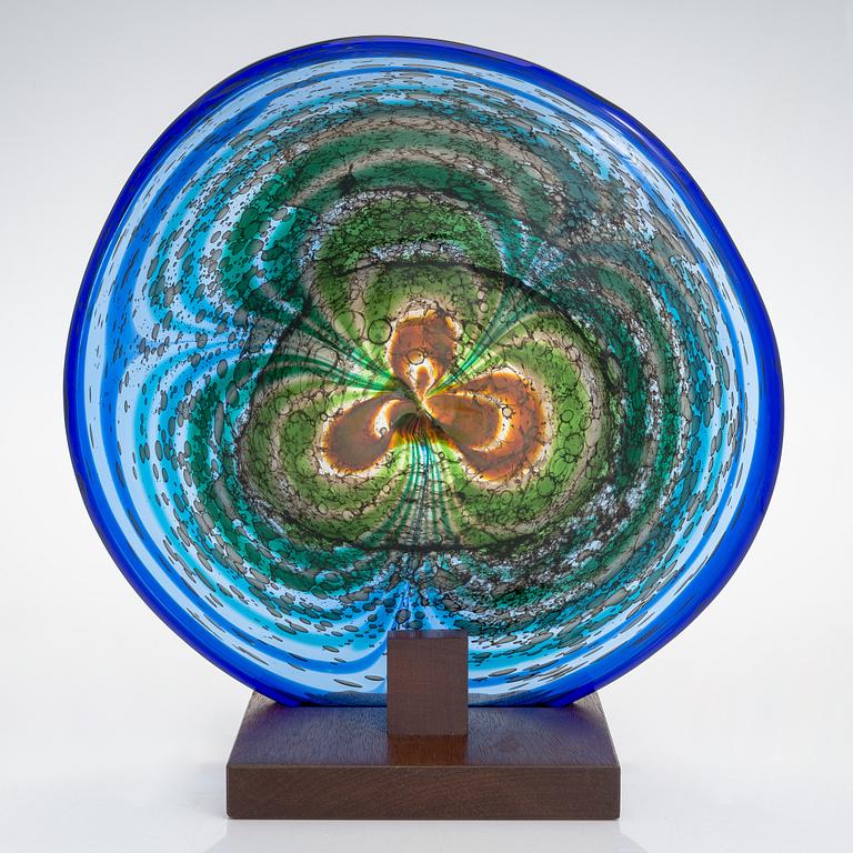 Björn Weckström, a decorative glass plate signed Björn Weckström Nuutajärvi Notsjö -77.