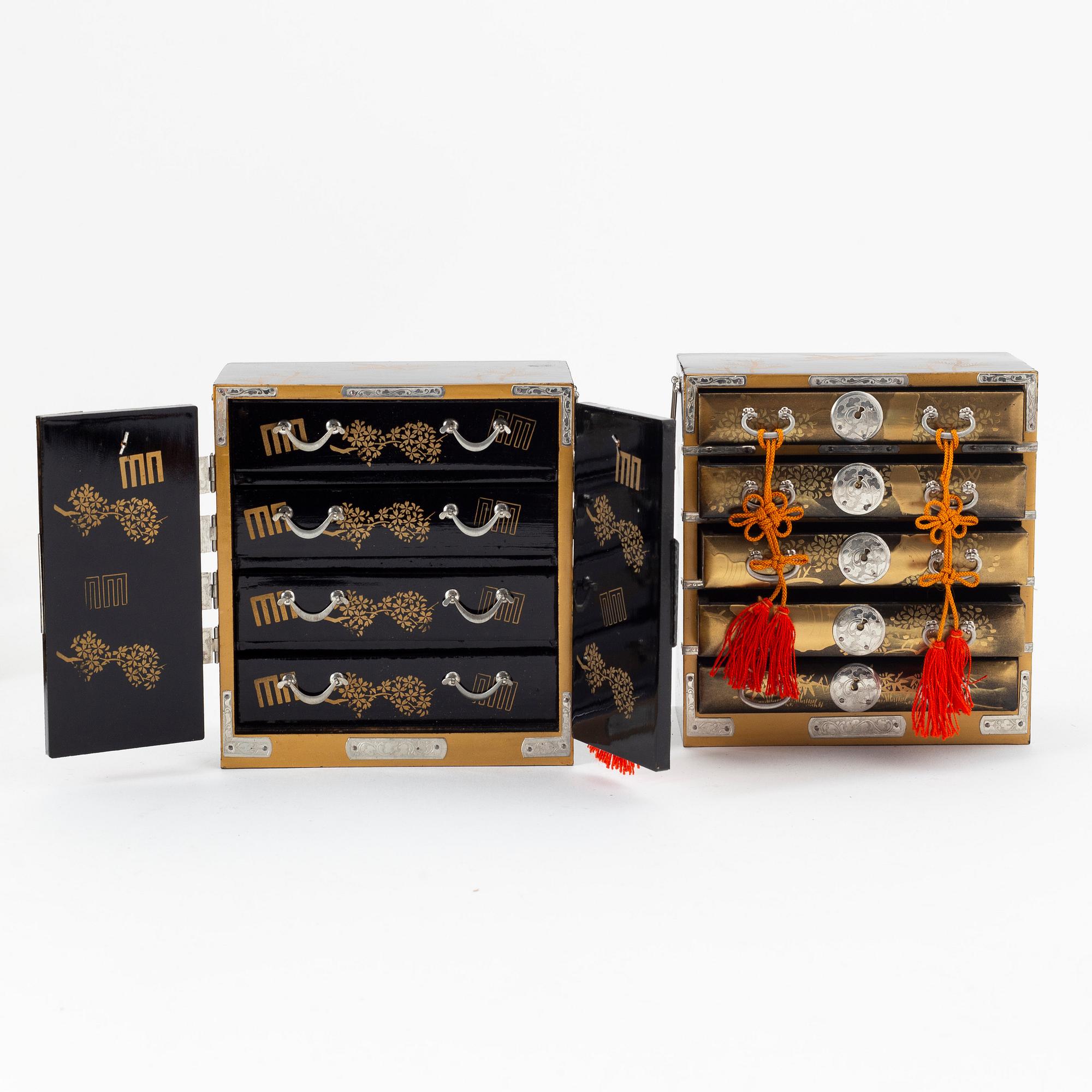 Parti lackerade miniatyrmöbler i trälådor, lack, Japan, tidigt 1900-tal.