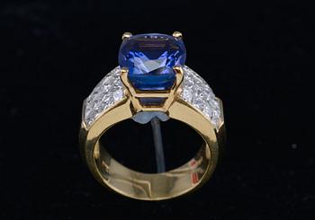 A RING, princess cut diamonds c. 2.56 ct. Tanzanite c. 3.8 ct 18K gold. Weight 11 g.