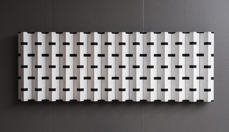 KRISTIINA WIHERHEIMO
Mustat Viivat/Black Lines, 2010.
Målat trä, 64x181x8 cm.