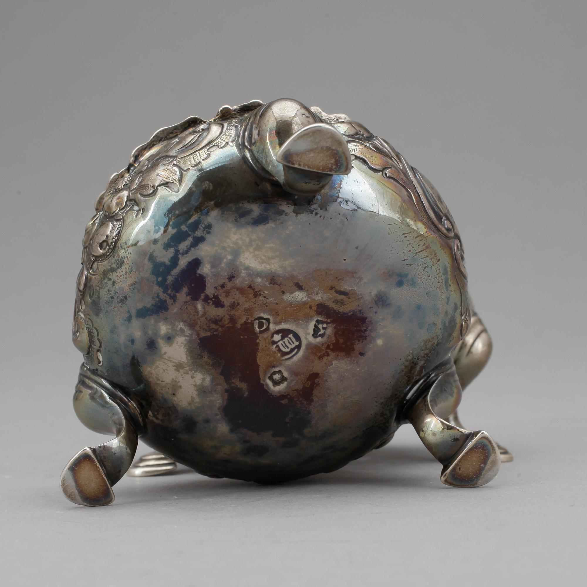 SALTKAR, ett par, silver, otydlig mästare, London, England, 1700-tal. Vikt 134g.