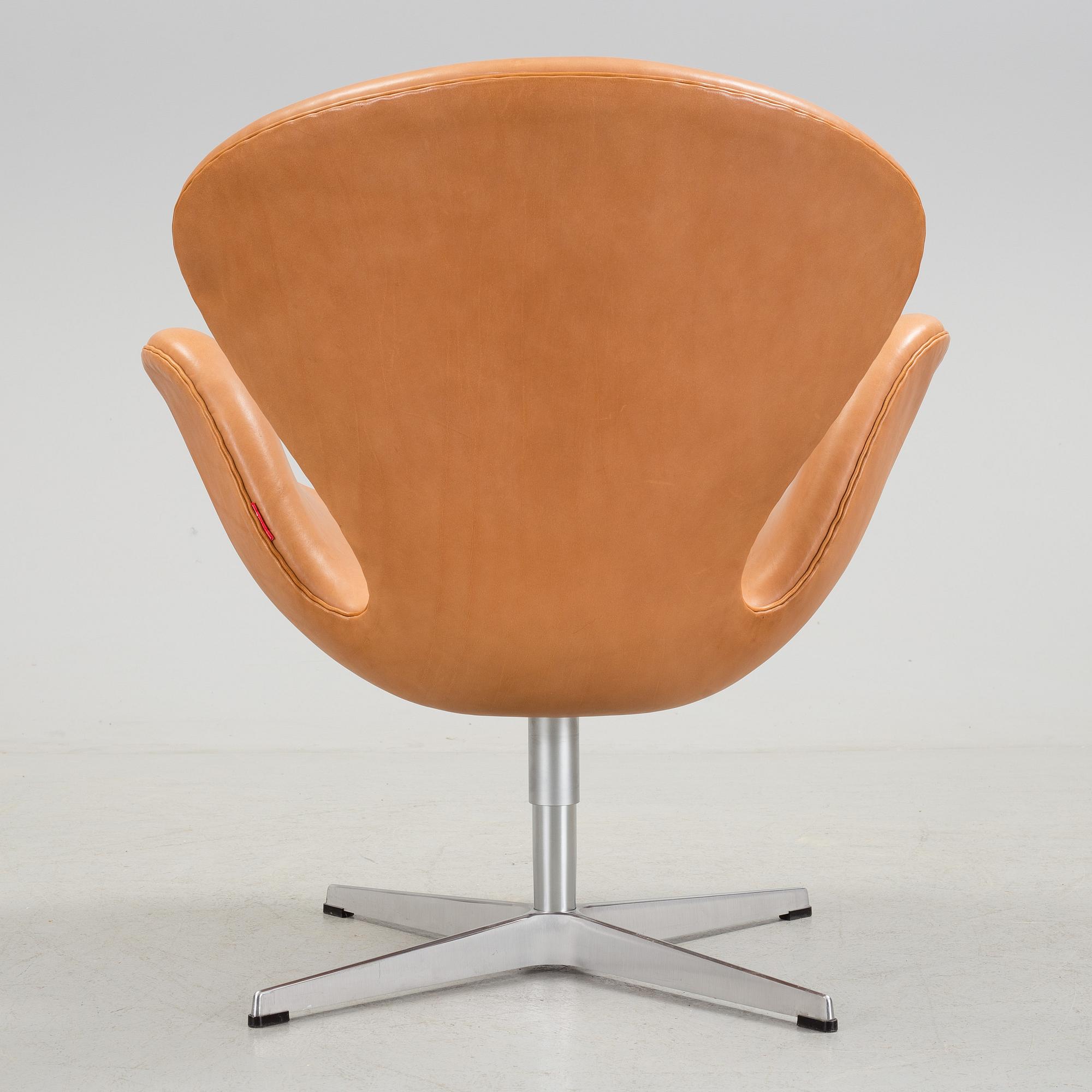 A "Swan" chair by Arne Jacobsen for Fritz Hansen, 2007.