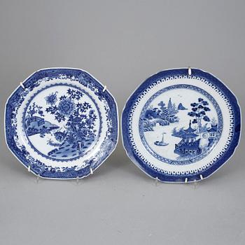 TALLRIKAR, 2 stycken, kompaniporslin, Kina, 1700-tal.