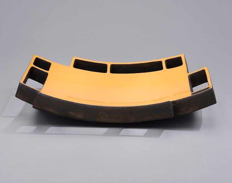 SATU SYRJÄNEN, KERAMIIKKAVEISTOS, "Keltainen kenttä", sign. Satu Syrjänen 2009.