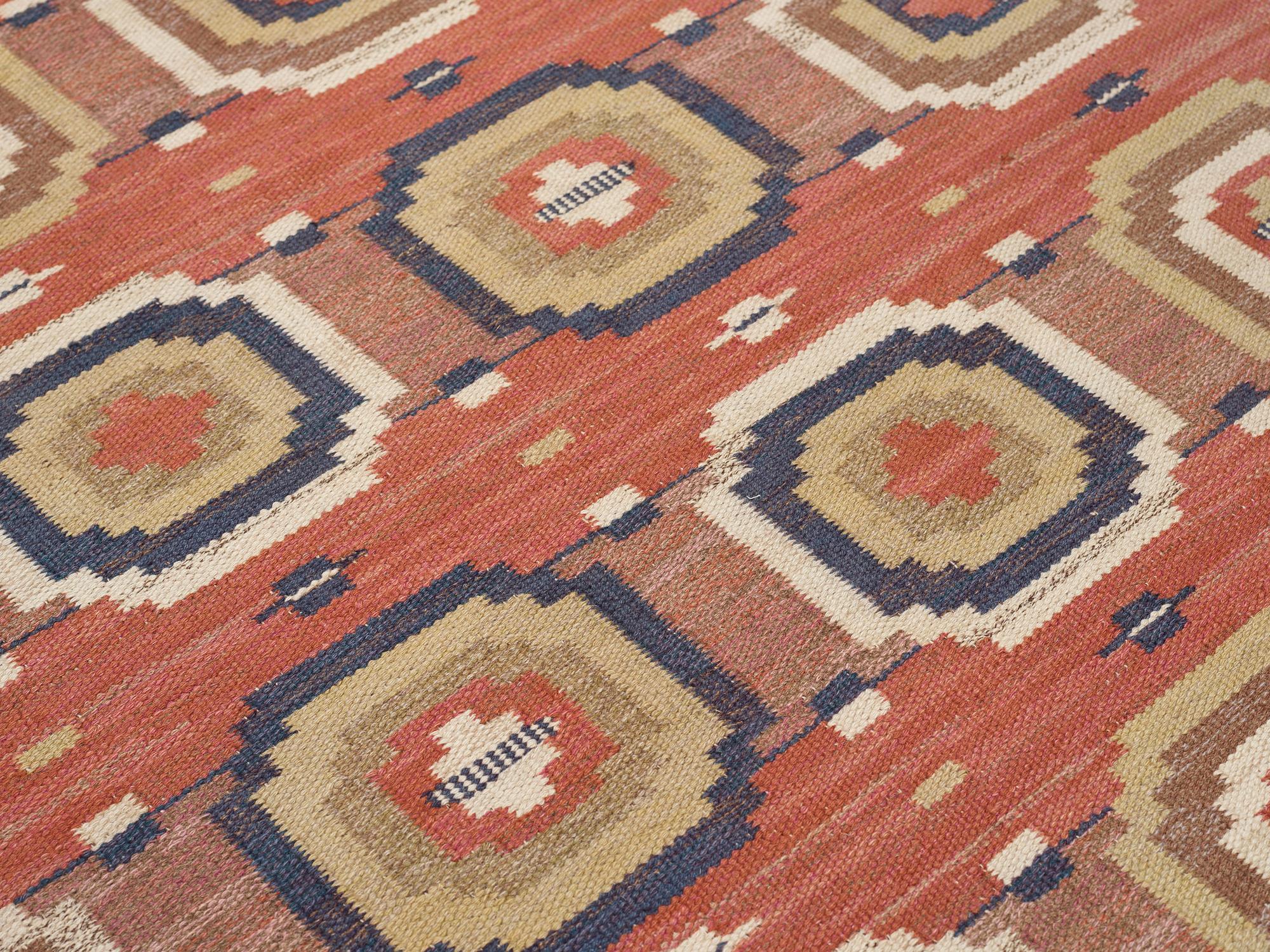 Märta Måås-Fjetterström, Matta, "Röda åttan", rölakan, ca 304-305,5 x 199,5-201 cm, signerad AB MMF.