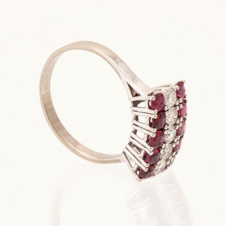 Ring in 18K white gold with round brilliant-cut diamonds and rubies.