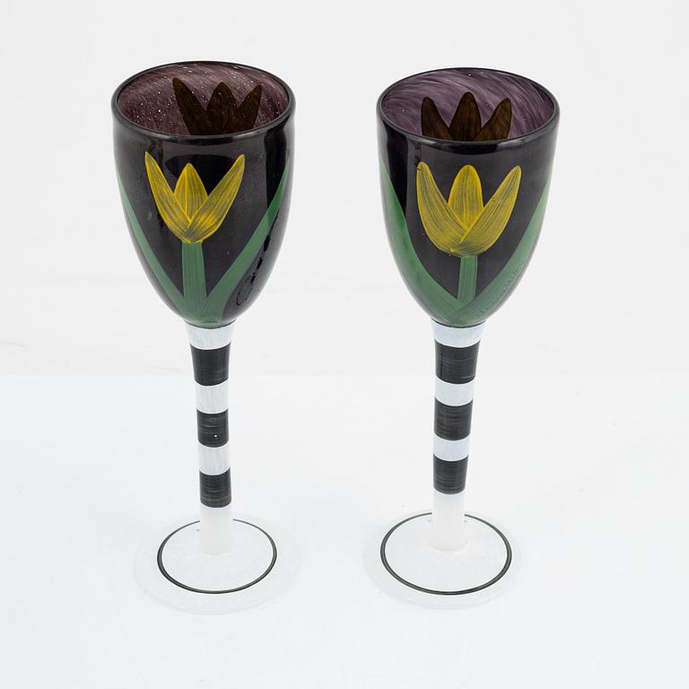 Ulrica Hydman-Vallien, a pair of glass goblets and a vase, Kosta Boda.